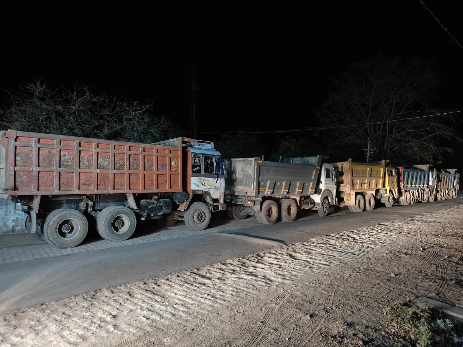 मिट्टी एवं मुरूम का अवैध उत्खनन एवं परिवहन करते हुए 8 डम्पर 1 जे.सी.बी. जप्त