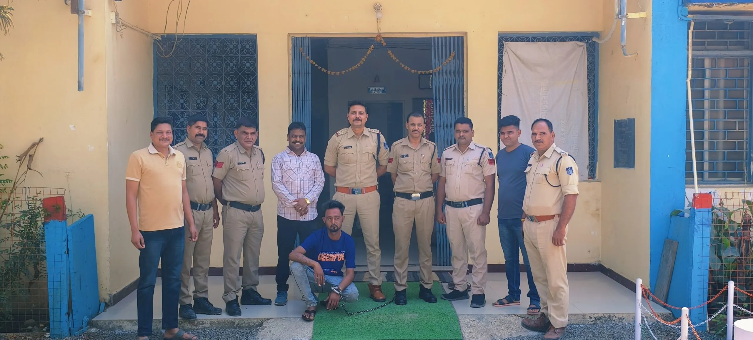 कुकडेश्वर पुलिस को मिली बड़ी सफलता . म प्र. एवं राजस्थान के विभिन्न थानो में अवैध मादक पदार्थ तस्करी, नकबजनी एवं मारपीट के मामले में फरार चल रहे 17,000 हजार रूपये के ईनामी स्थाई वारंटी को पकडने में मिली सफलता कुकडेश्वर पुलिस को मिली बड़ी सफलता . म प्र. एवं राजस्थान के विभिन्न थानो में अवैध मादक पदार्थ तस्करी, नकबजनी एवं मारपीट के मामले में फरार चल रहे 17,000 हजार रूपये के ईनामी स्थाई वारंटी को पकडने में मिली सफलता