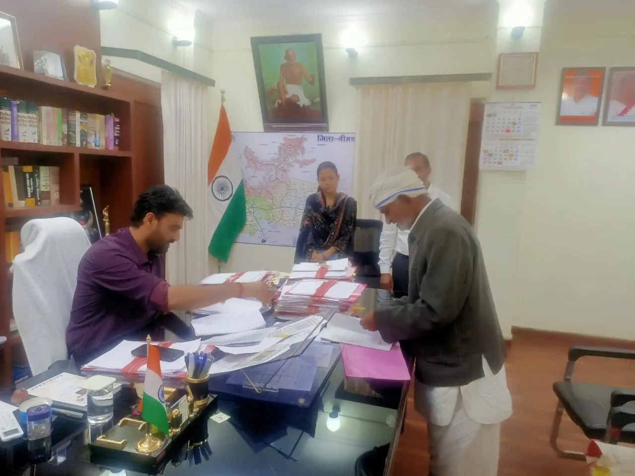 कलेक्टर हिमांशु चंद्रा ने किसान जगदीश बैरागी से चर्चा कर सुनी समस्या