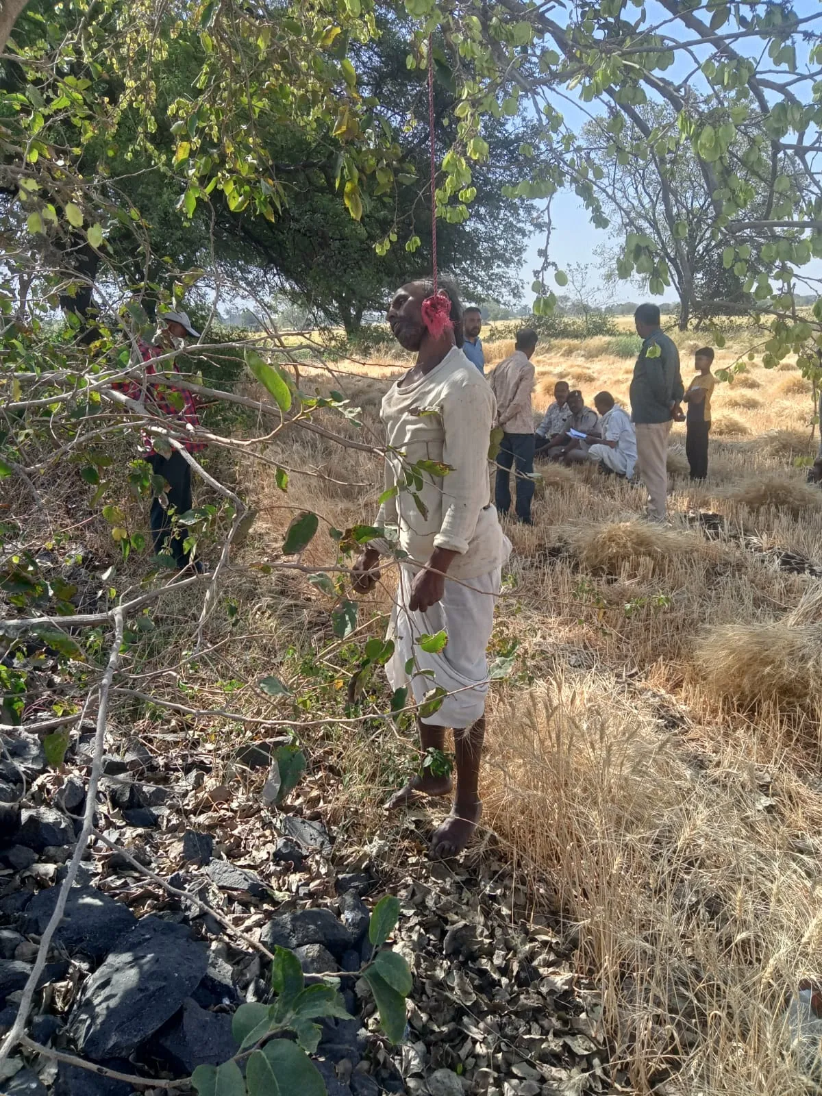 पेड़ से लटकी मिली लाश क्षेत्र में फैली सनसनी कारूलाल के रूप में मृतक की पहचान, घटना परासली गांव की
