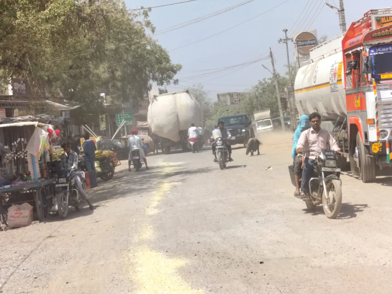 मेन रोड पर वाहनों की आवाजाही से दिनरात उड़ते हैं धूल के गुबार