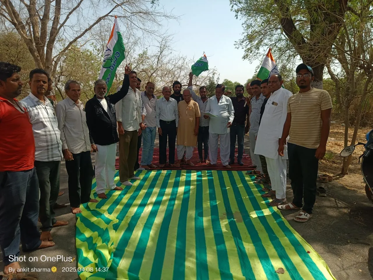 समस्त कांग्रेस कार्यकर्ता द्वारा रेल लाइन व किसानों की समस्या के लिए महामहिम राष्ट्रपति के नाम सोपा ज्ञापन*