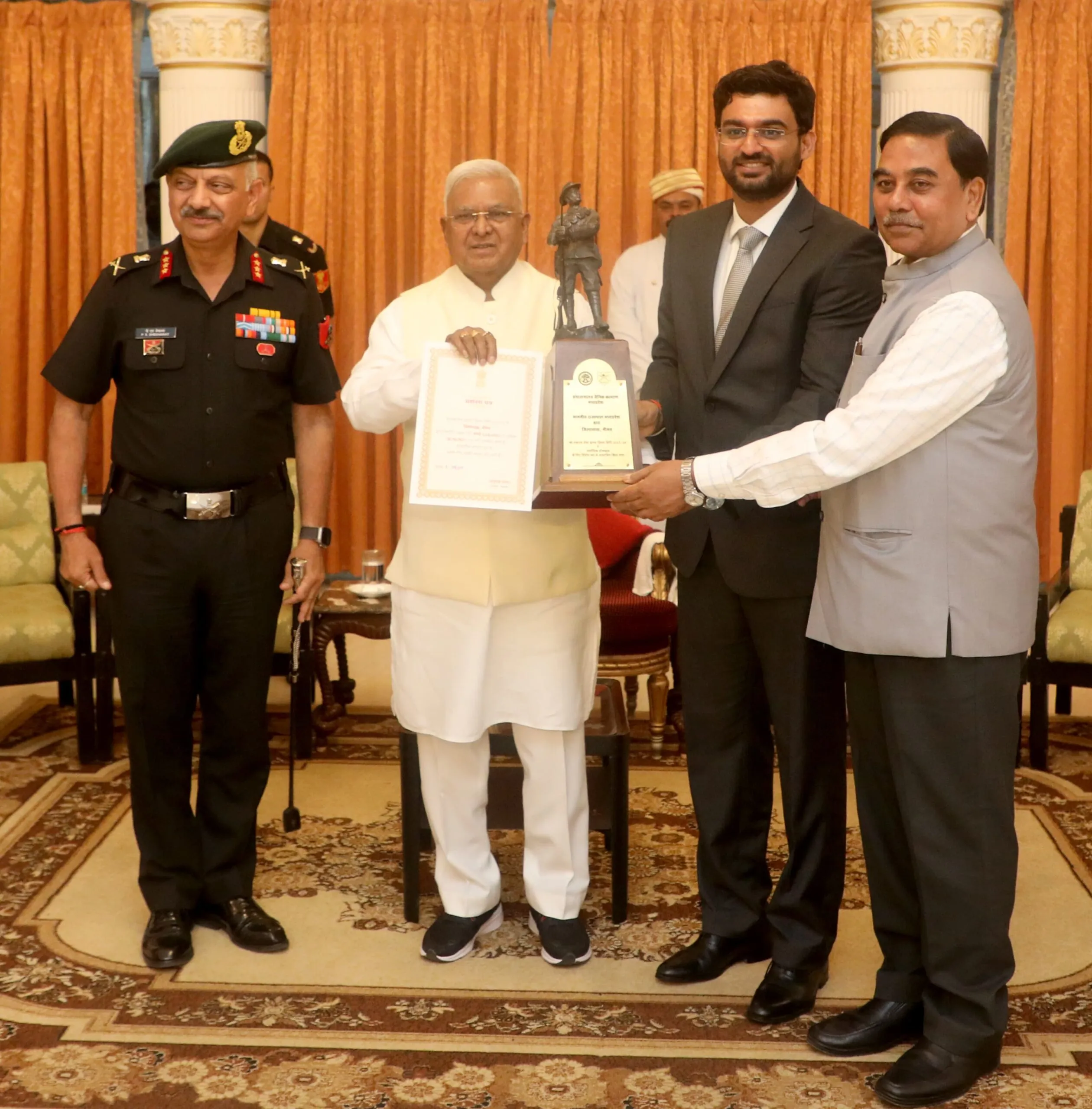 सैनिक कल्‍याण के लिए प्रदेश में सर्वाधिक राशि संग्रहित कर, प्रथम स्‍थान पर रहा नीमच जिला कलेक्टर हिमांशु चंद्रा को महामहिम राज्यपाल ने किया सम्मानित