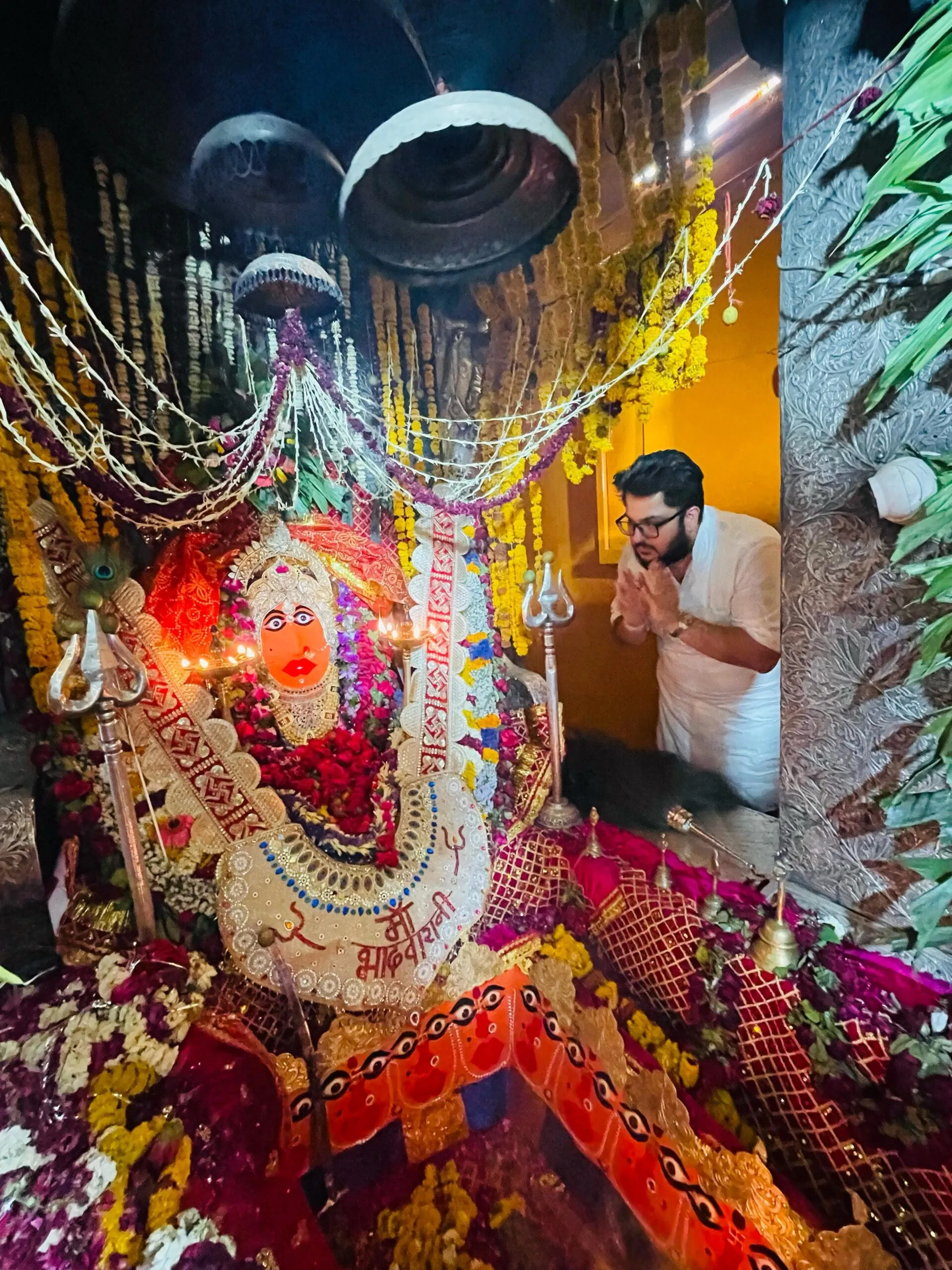 युवा समाजसेवी अरूल अरोरा (गंगानगर) द्वारा महाष्टमी पर भादवामाता में महाप्रसादी का वितरण किया