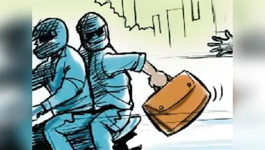 बाइक के ऊपर बंधा नोटों से भरा थैला लेकर दिनदहाड़े फरार हुए बदमाश बाइक के ऊपर बंधा नोटों से भरा थैला लेकर दिनदहाड़े फरार हुए बदमाश