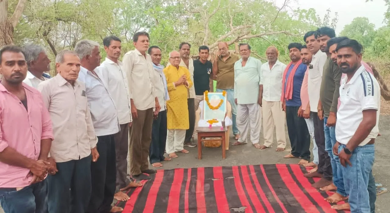 कांग्रेस कार्यकर्ता द्वारा देश के प्रथम प्रधानमंत्री श्री पंडित जवाहरलाल नेहरू की पुण्यतिथि मनाई