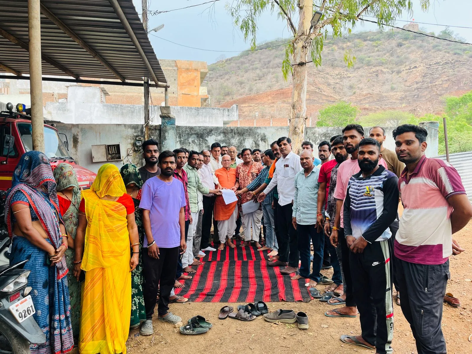 रतनगढ़ में सफाई कर्मचारियों की हड़ताल तीसरे दिन जारी कांग्रेस के प्रतिनिधिमंडल ने की सफाई मित्रों से शिष्टाचार भेंट