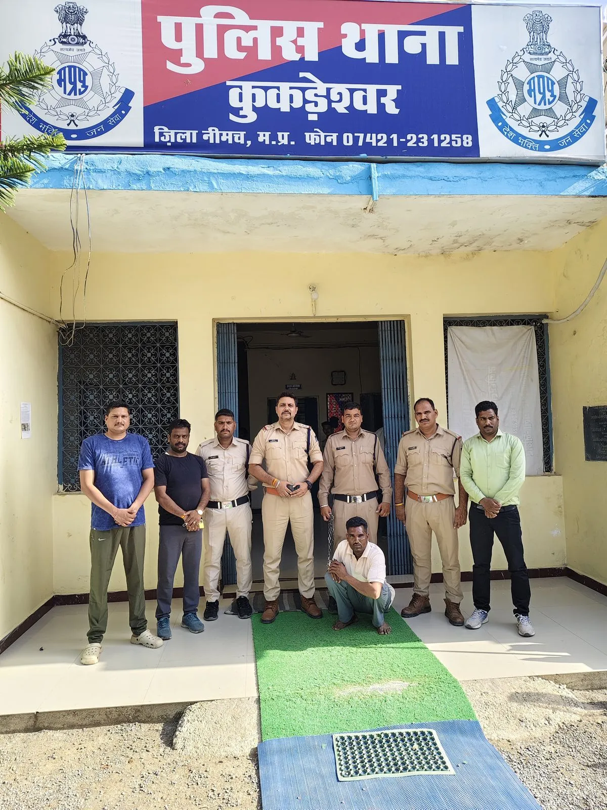 कुकडेश्वर पुलिस को मिली बड़ी सफलता **** कुल्हाडी से पत्नी का गला काट कर हत्या करने वाला फरार आरोपी पति गिरफ्तार, पुलिस थाना कुकडेश्वर को आरोपी पति को 36 घण्टे के अंदर गिरफ्तार करने में मिली सफलता