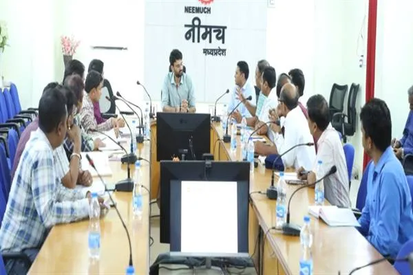 कलेक्‍टर ने की म.प्र.प.क्षे.वि.वि.कंपनी की विभागीय समीक्षा:क्षतिग्रस्‍त झुके हुए, टूटे विद्युत पोल लटक रहे तारों को तत्‍काल बदलने के दिए निर्देश