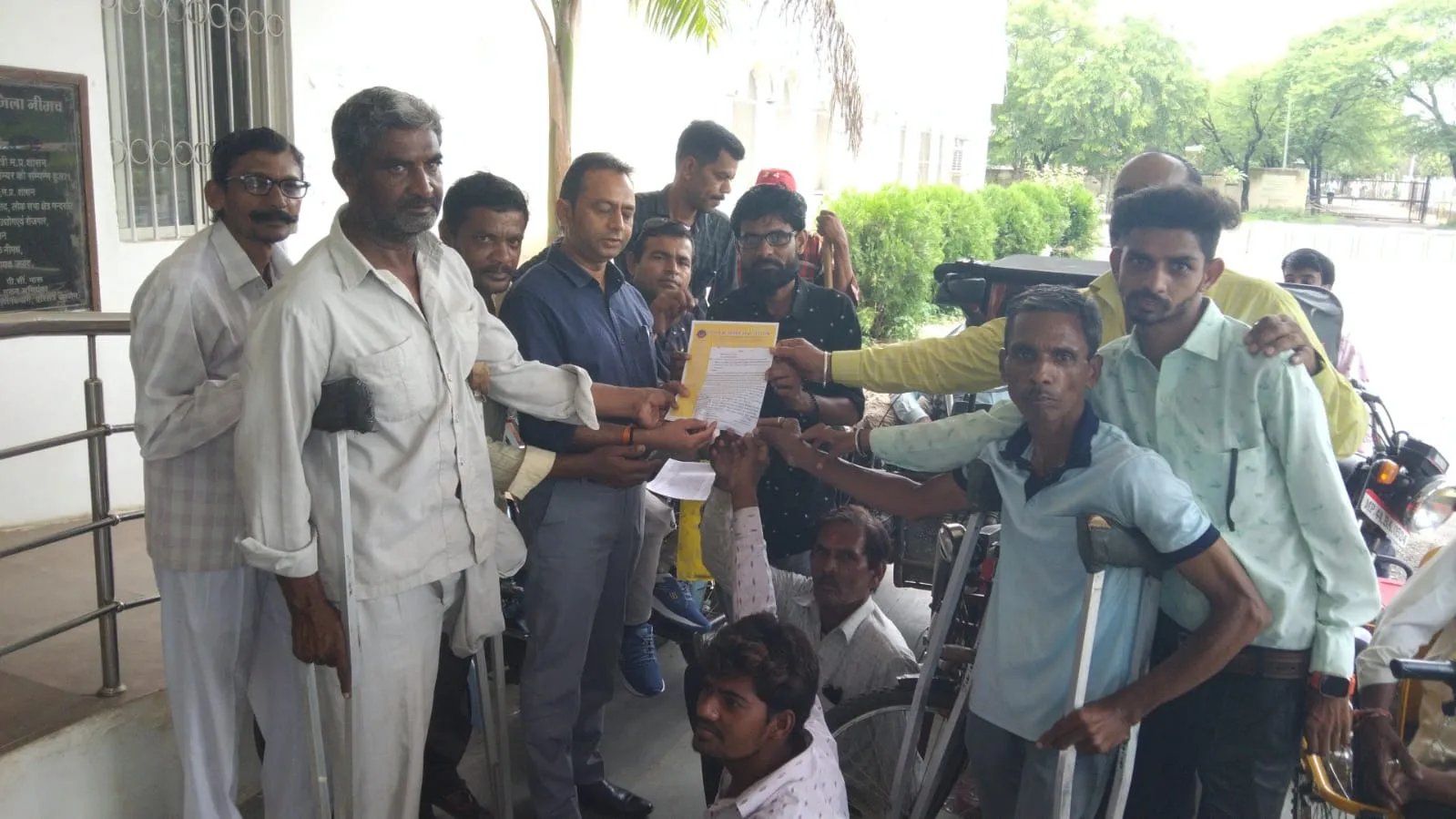 दिव्यांग जनों ने पेंशन बढ़ोतरी और पुनर्वास केंद्र निर्माण को लेकर सौंपा ज्ञापन