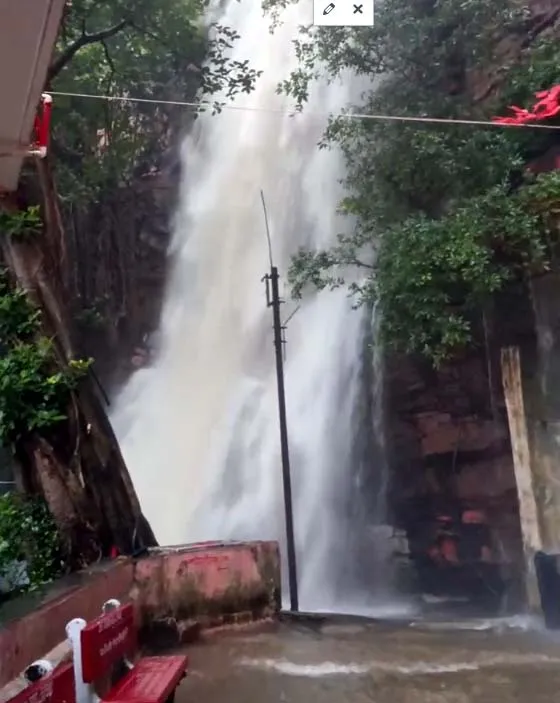 नीमच जिले में तेज बारिश से नदी नाले उफान पर, सुखानंद महादेव मंदिर स्थित 70 फ़ीट ऊंचा झरना भी तेज प्रवाह