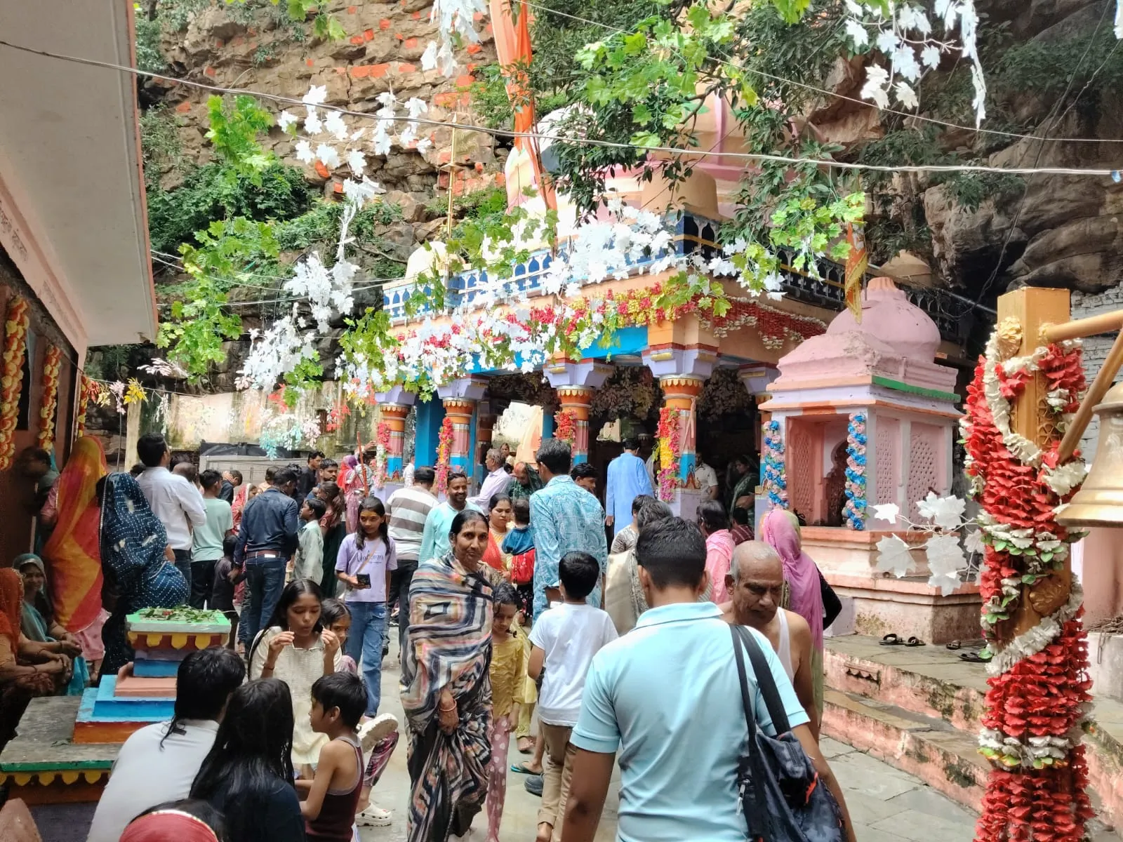 श्रावण में श्रद्धा और सौंदर्य का संगम: सुखानंद तीर्थ पर उमड़ा श्रद्धालुओं का सैलाब