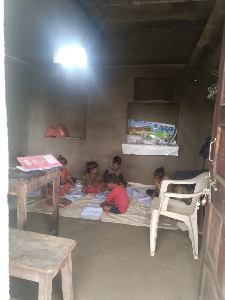 खबर का हुआ असर आंगनबाड़ी केंद्र हुआ अन्यत्र भवन में शिफ्ट परिजनों ने ली राहत की सांस