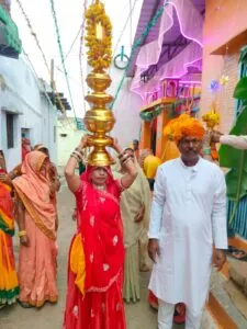 महामाया लाला फूला माता के मंदिर पर नवनिर्मित शिखर पर हुई कलश स्थापना