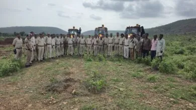 राजस्व पुलिस एवं वन विभागके दल ने अवैध अतिक्रमण पर की कार्यवाही लगभग एक करोड़ मूल्य की भूमि को कराया अतिक्रमण से मुक्त राजस्व पुलिस एवं वन विभागके दल ने अवैध अतिक्रमण पर की कार्यवाही लगभग एक करोड़ मूल्य की भूमि को कराया अतिक्रमण से मुक्त