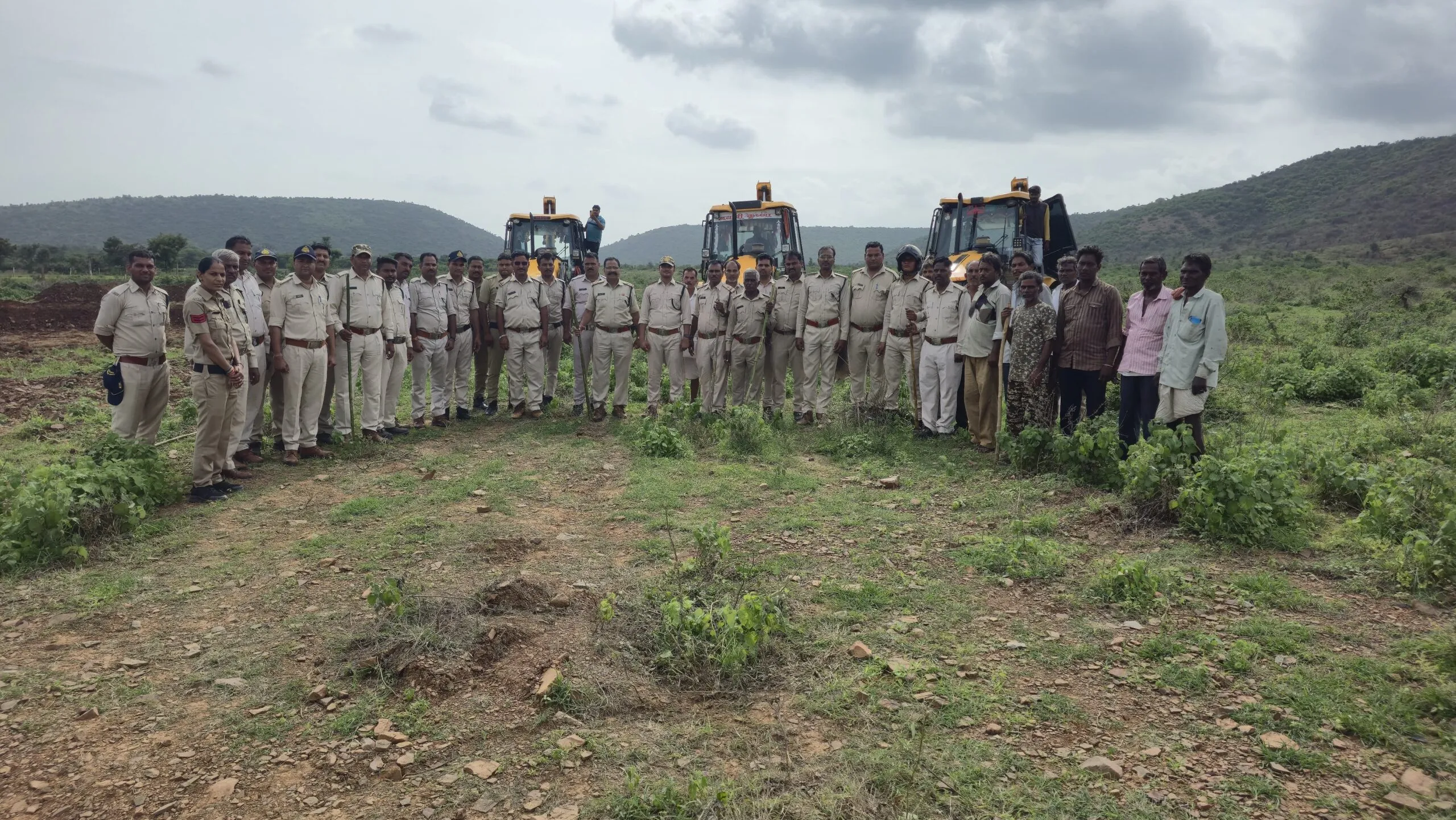 राजस्व पुलिस एवं वन विभागके दल ने अवैध अतिक्रमण पर की कार्यवाही लगभग एक करोड़ मूल्य की भूमि को कराया अतिक्रमण से मुक्त