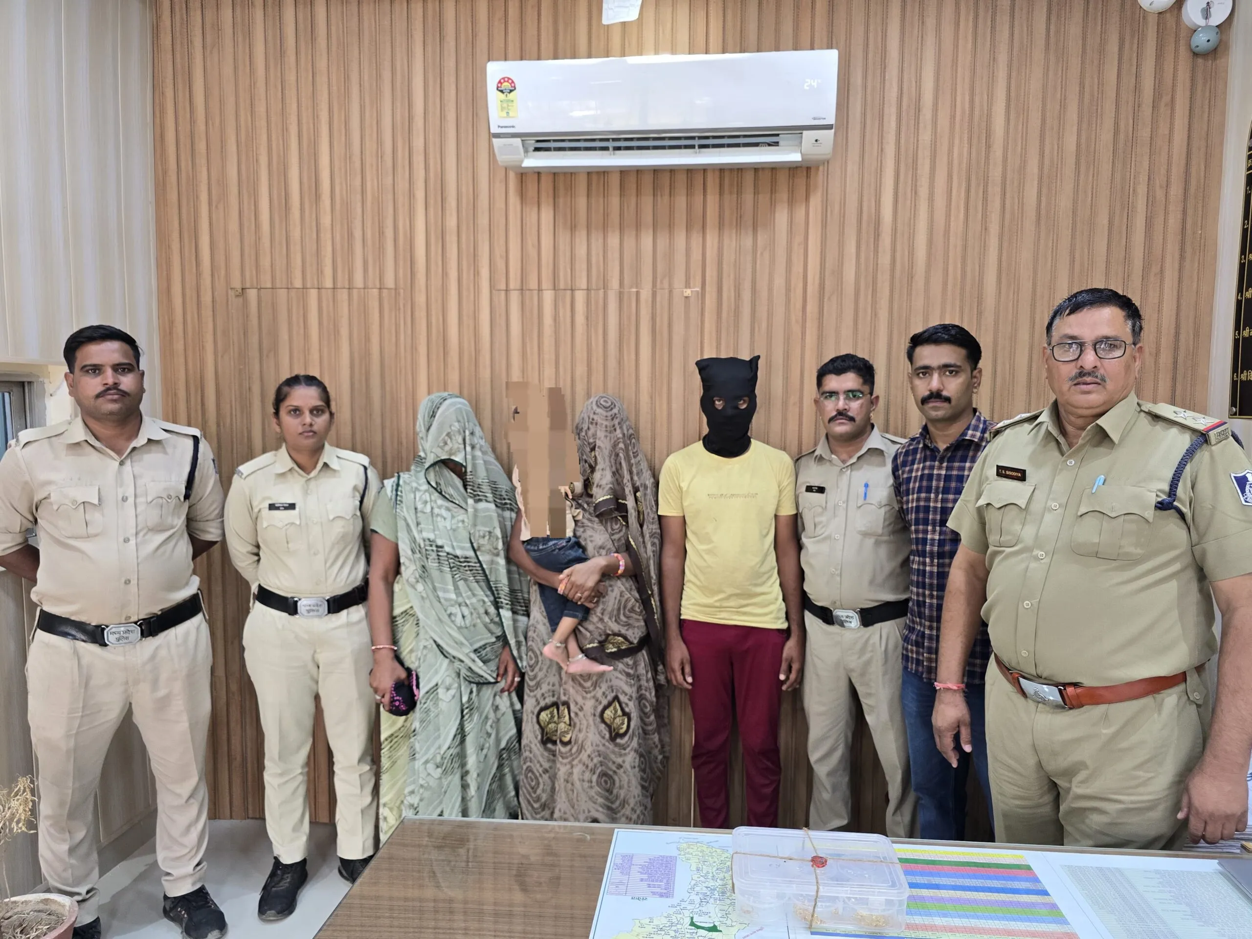 मनासा पुलिस थाने को मिली बड़ी सफलता दिनदहाड़े हुई चोरी की घटना में लिप्त आरोपियों को 20 घंटे में किया गिरफ्तार आभूषण किए जप्त थाना प्रभारी शिव रघुवंशी को पुलिस कप्तान अंकित जायसवाल ने किया सम्मानित 
