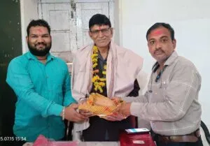 43 वर्षों तक लोगों की सेवा करने वाले कर्तव्यनिष्ठ पोस्ट मास्टर को दी गई विदाइ