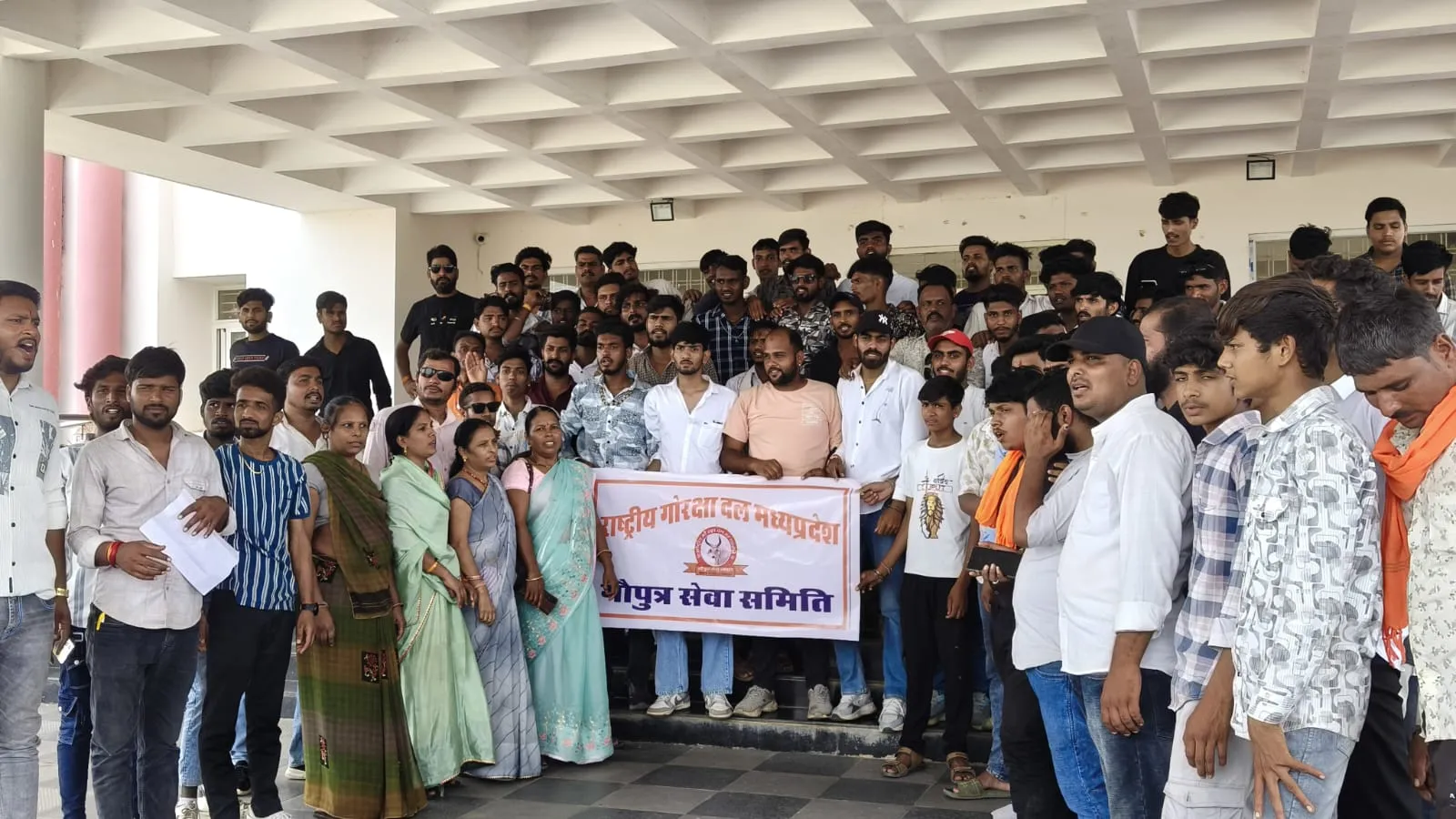 गौमाता की हो रही मौतों पर भड़के गौभक्त, राष्ट्रीय गौ रक्षा दल ने मंदसौर कलेक्टर व मुख्यमंत्री को सौंपा ज्ञापन, गोपालकृष्ण गौशाला के अध्यक्ष पर मनमानी का आरोप, कार्यकारिणी भंग कर नई समिति बनाने की मांग