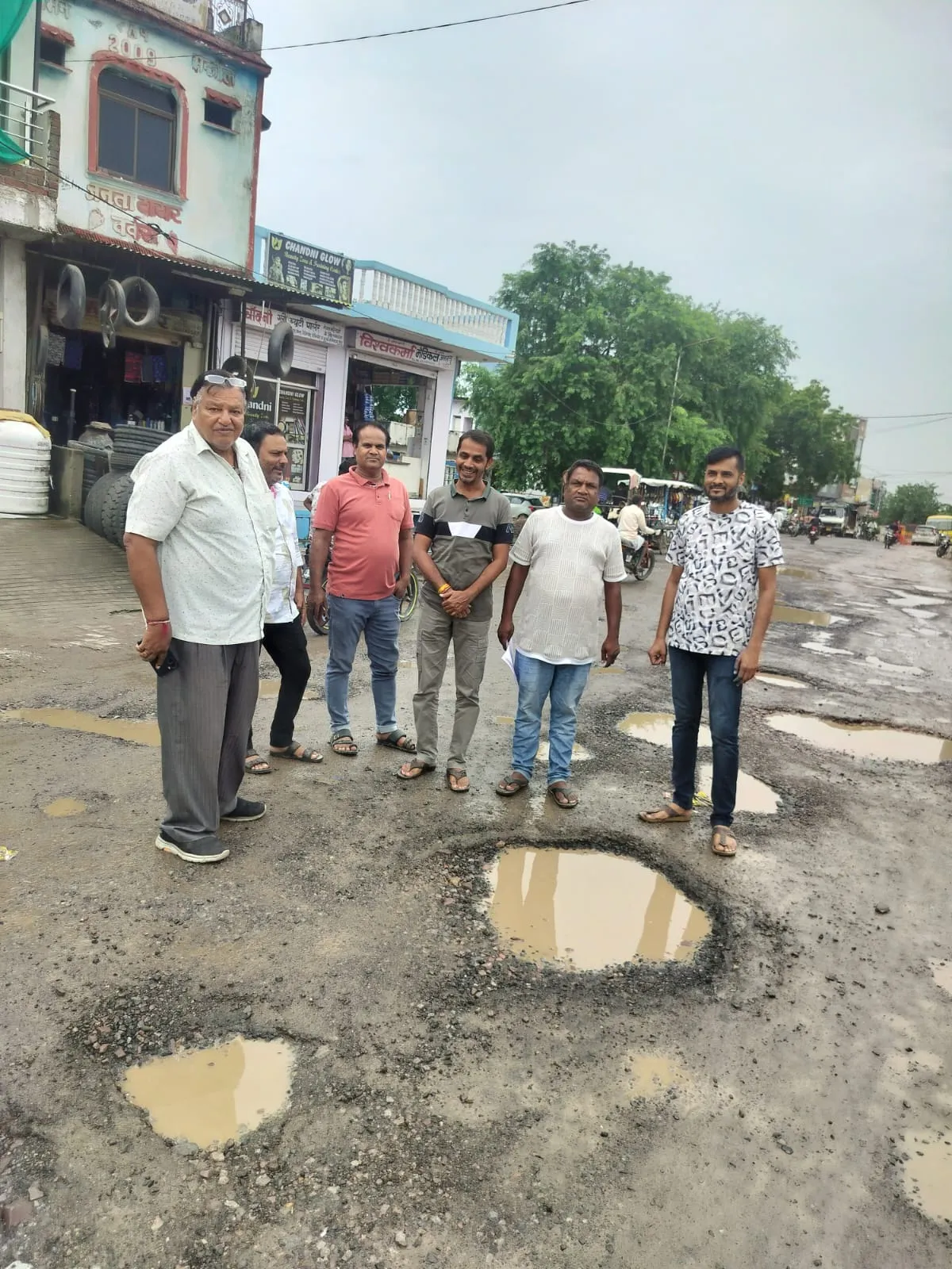 सिंगोली नगर की सुन्दरता को बट्टा लगाती यह सड़क, व्यापारियों में रोष दिया ज्ञापन