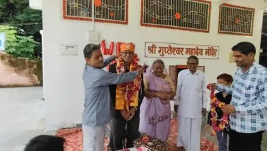 43 वर्षों तक लोगों की सेवा करने वाले कर्तव्यनिष्ठ पोस्ट मास्टर को दी गई विदाइ