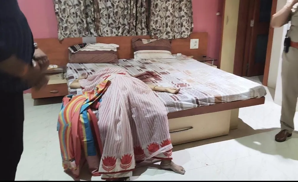 नीमच के समता चौराहा के पास मल्टी में महिला की संदिग्ध मौत, परिजनों ने जताई हत्या की आशंका, मौके पर एसपी अंकित जायसवाल और पुलिस टीम पहुंचकर जाँच में जुटी 