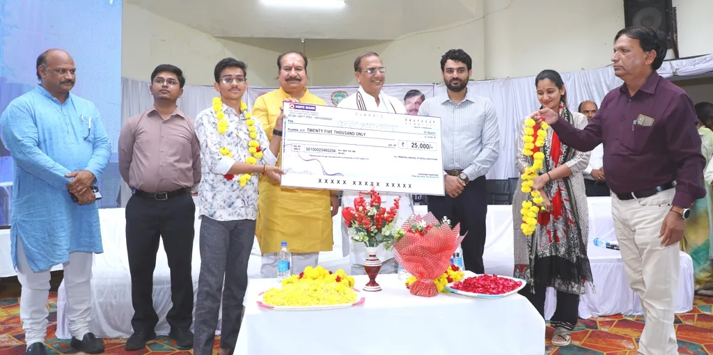 लैपटॉप के 25 हजार रुपए मिलते ही खिल उठे छात्रों के चेहरे, नीमच में मुख्यमंत्री द्वारा लैपटॉप प्रोत्साहन योजना का सीधा प्रसारण हुआ