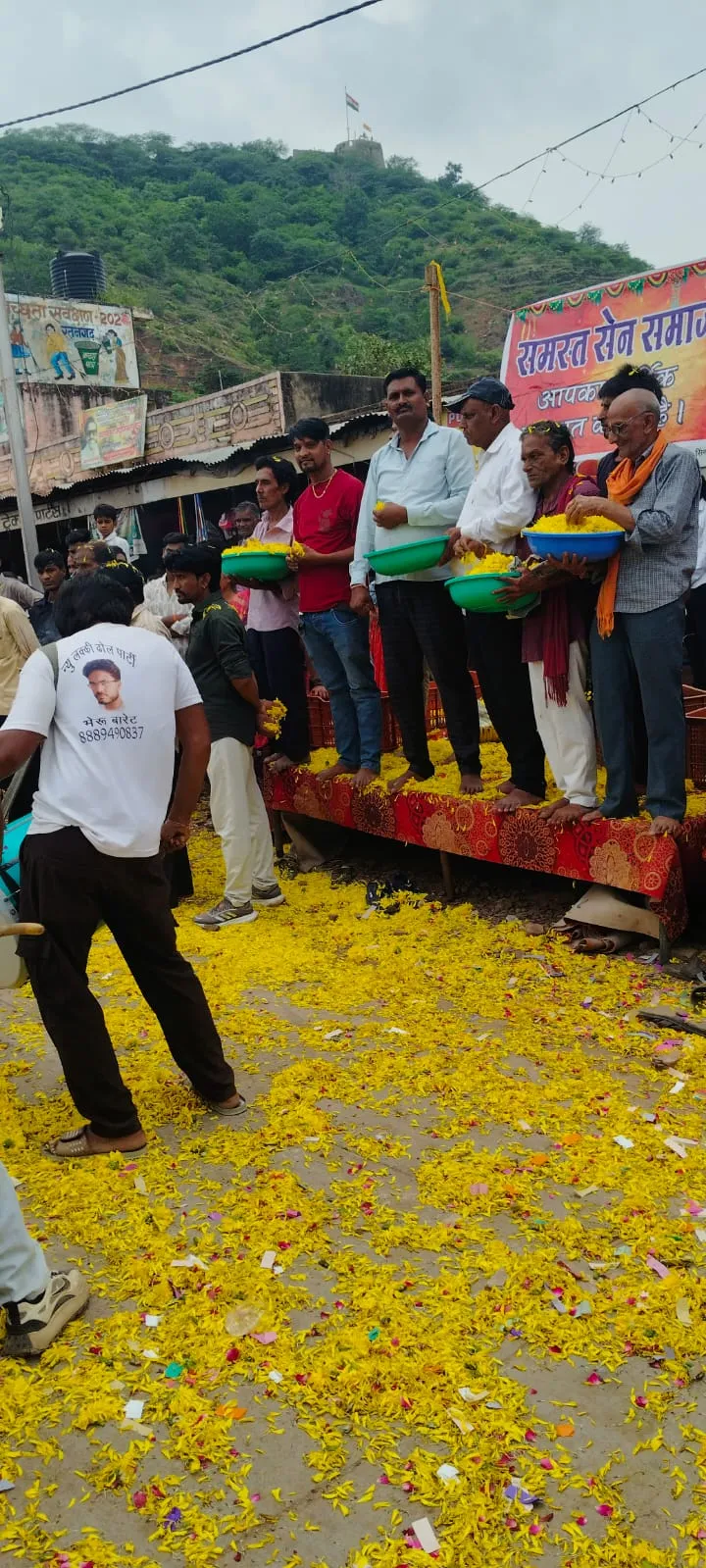 समस्त सेन समाज द्वारा सिंगोली तहसील एवं टप्पा रतनगढ़ द्वारा शाही सवारी का स्वागत*