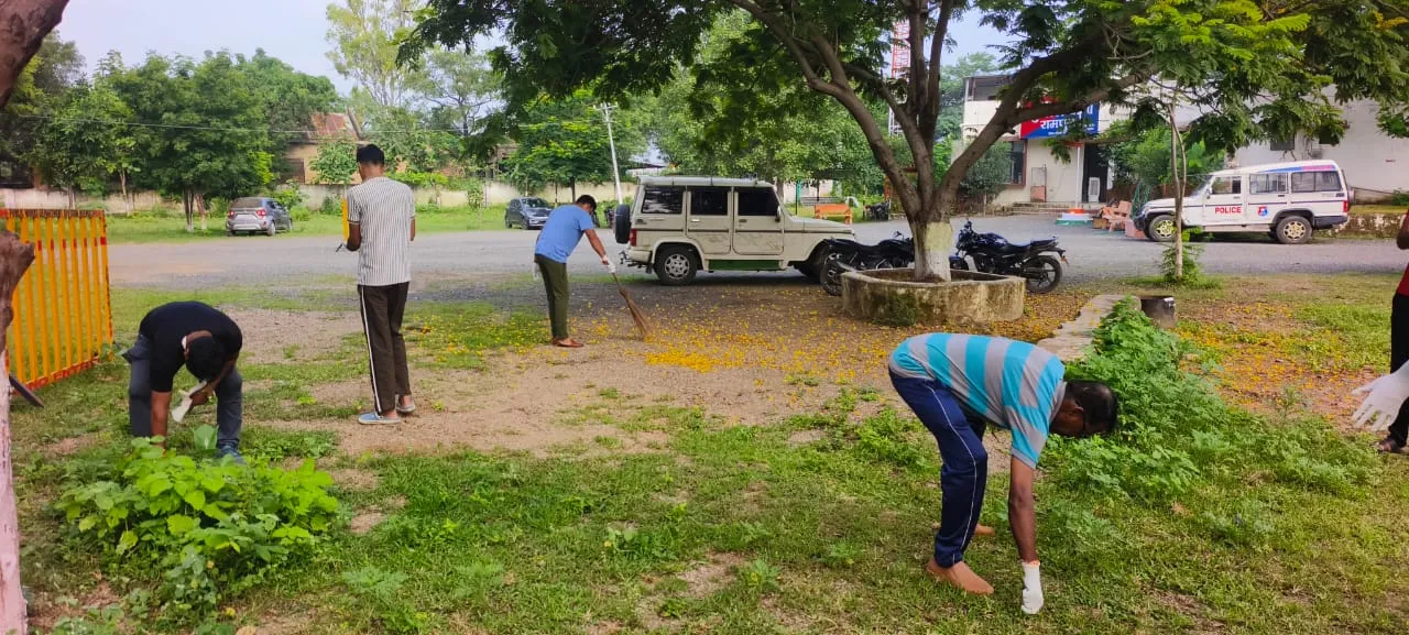 हर घर तिरंगा हर घर स्वच्छता अभियान के तहत थाना परिसर रामपुरा में चलाया स्वच्छता अभियान
