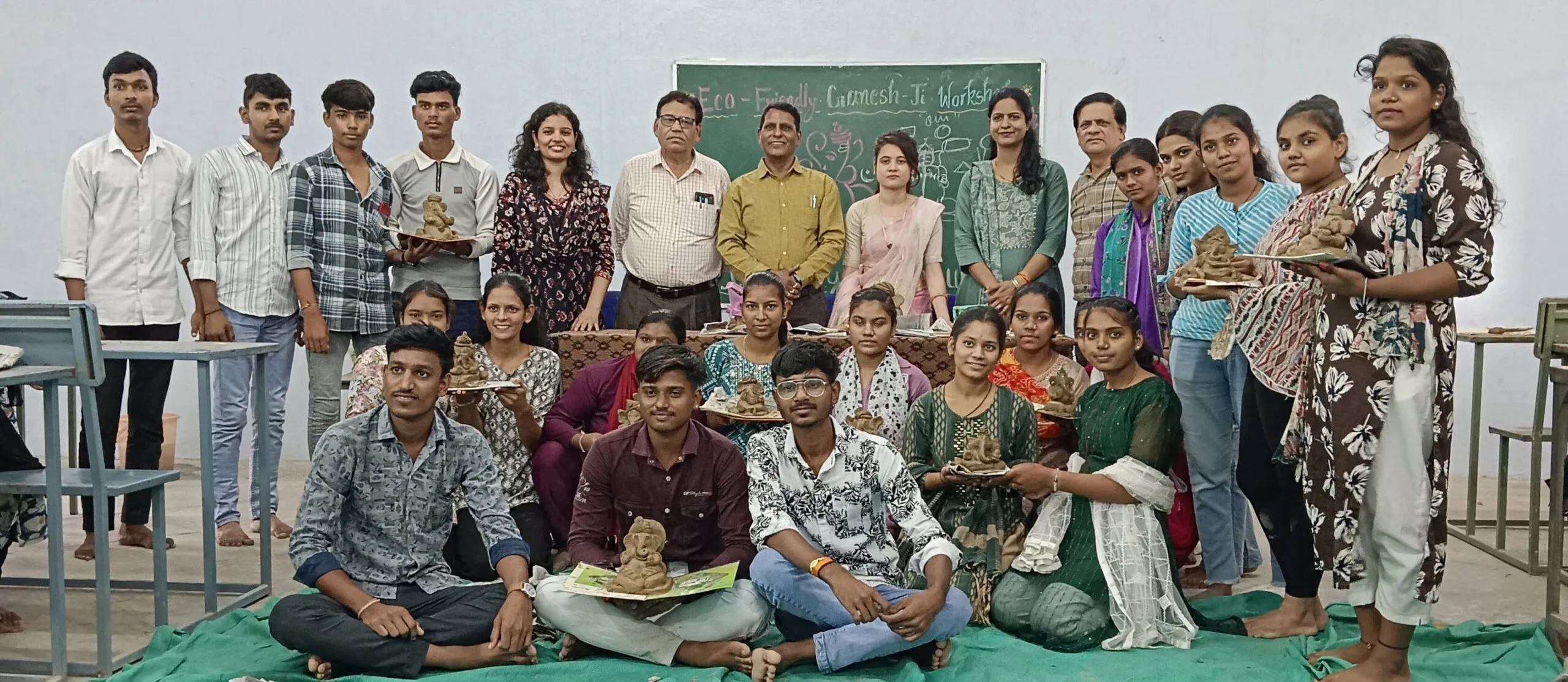 रामपुरा महाविद्यालय में हुआ इको फ्रेंडली गणेशजी पर कार्यशाला का आयोजन। घर घर में विराजेंगे इको फ्रेंडली गणेशजी।