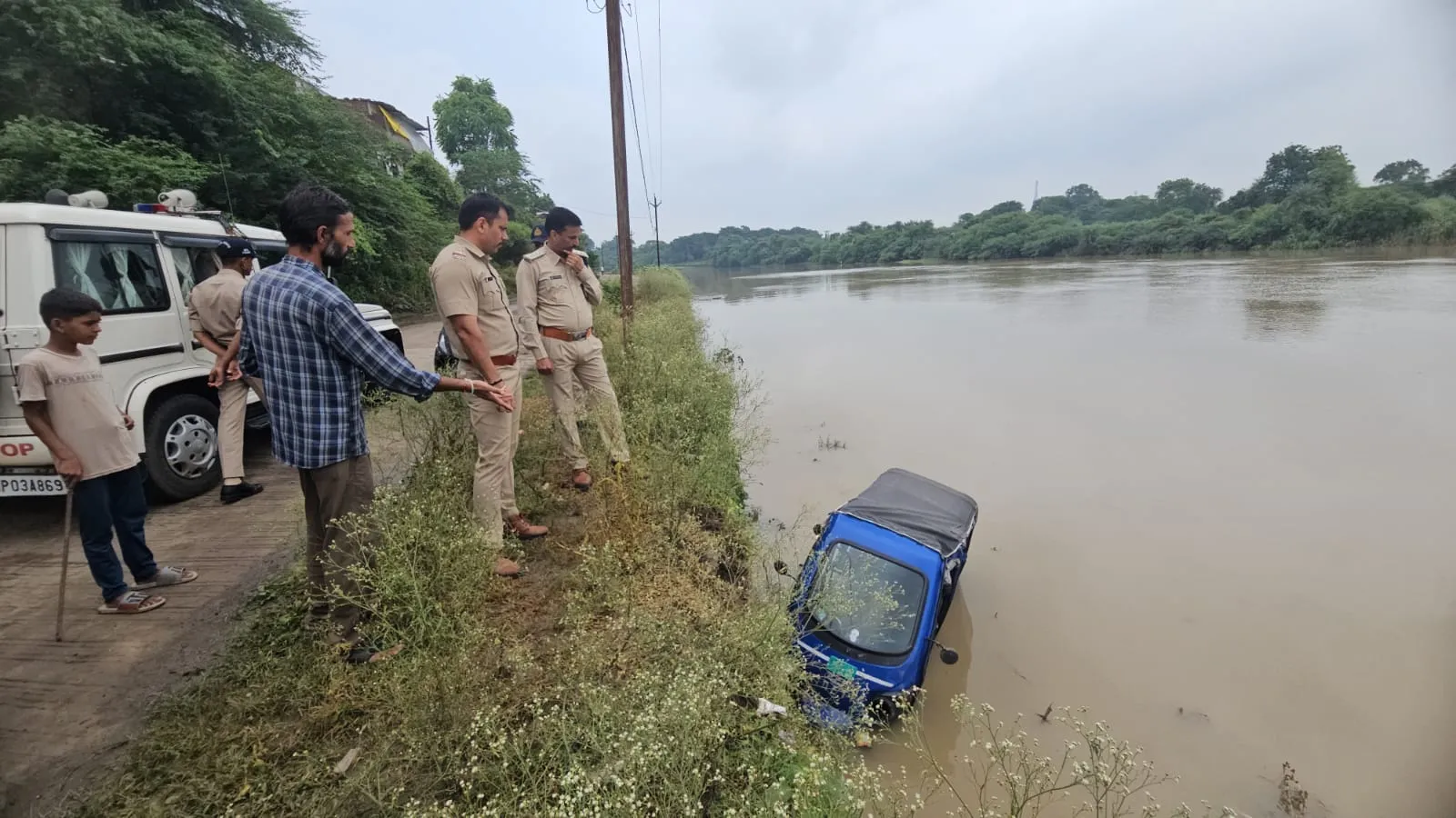 शिवना नदी में अनियंत्रित होकर गिरा ई रिक्शा, मंदसौर पुलिस ने तत्परता दिखाते हुए ई रिक्शा को भी तत्काल शिवना नदी से क्रेन की मदद से बाहर निकालवाया गया।*