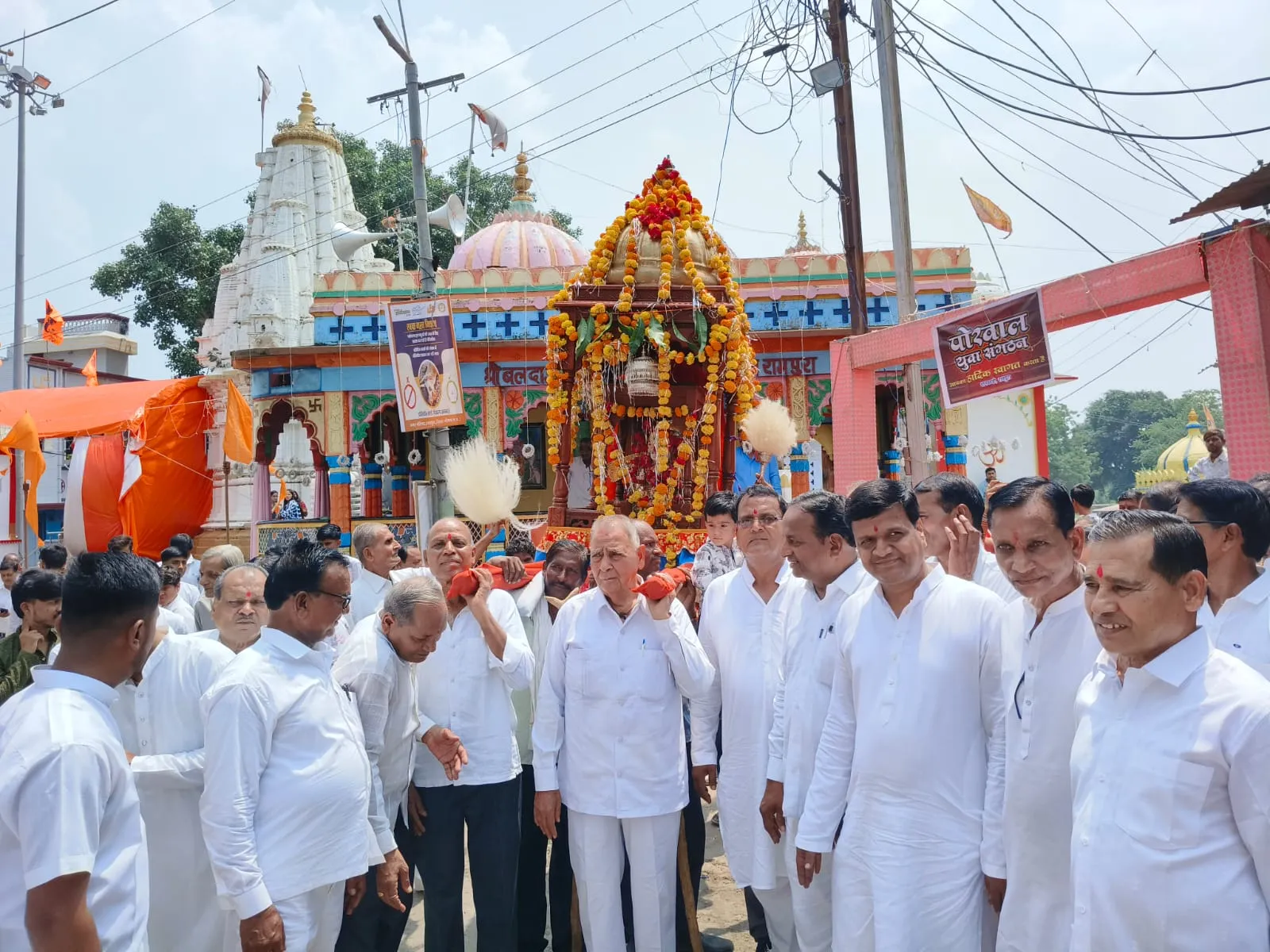 भगवान बलदेव की निकली शोभायात्रा: नगर वासियों ने पुष्प वर्षा कर किया शोभायात्रा का स्वागत