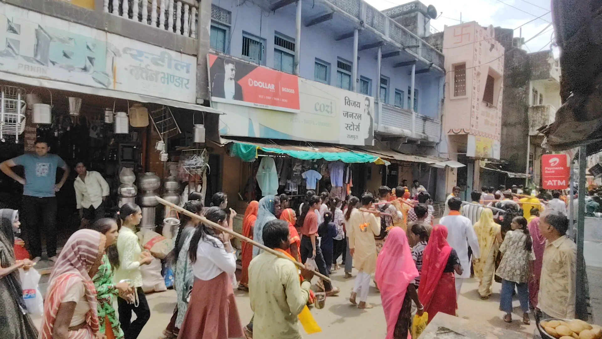 आस्था और भक्ति का संगम नगर में निकली कावड़ यात्रा नगर वासियों ने पुष्प वर्षा कर किया स्वागत