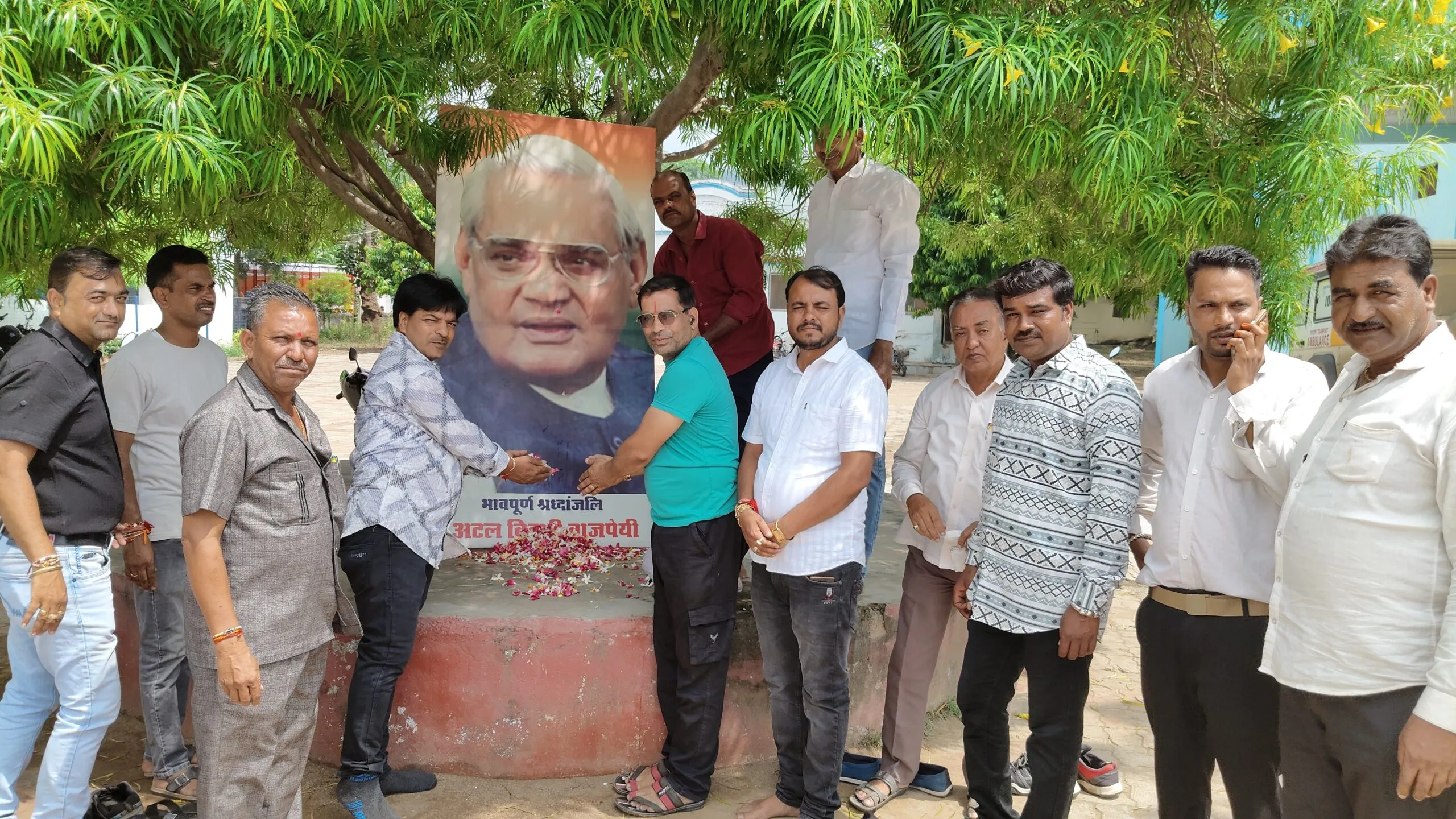 भाजपा ने अटल बिहारी वाजपेयी की पुण्यतिथि पर श्रद्धा सुमन अर्पित कर किया याद