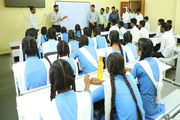 शिक्षा की गुणवत्ता सुधार की कलेक्टर नीमच की पहल – कलेक्टर ने कक्षाओं में विद्यार्थियों से संवाद कर शिक्षण कार्य का जायजा लिया शिक्षा की गुणवत्ता सुधार की कलेक्टर नीमच की पहल – कलेक्टर ने कक्षाओं में विद्यार्थियों से संवाद कर शिक्षण कार्य का जायजा लिया