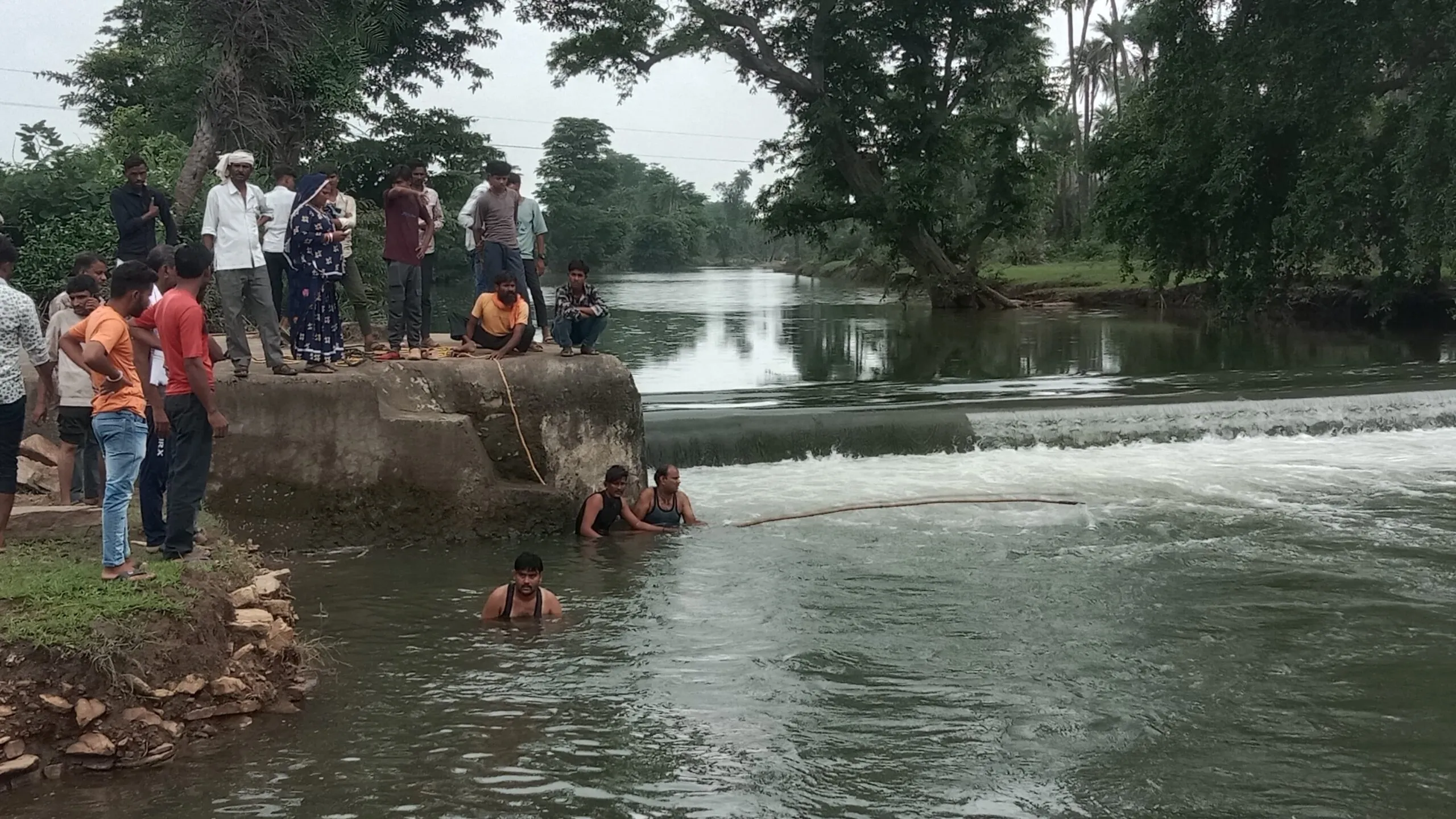 नदी में नहाने गए युवक की डूबने से मौत, युवक की लाश ढूढने की कोशिश जारी