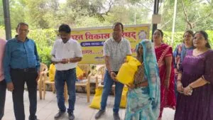 राखी के त्योहार पर सुभाष शाखा द्वारा 20 निर्धन परिवारों को राखी गिफ्ट पैक उपहार वितरित किए