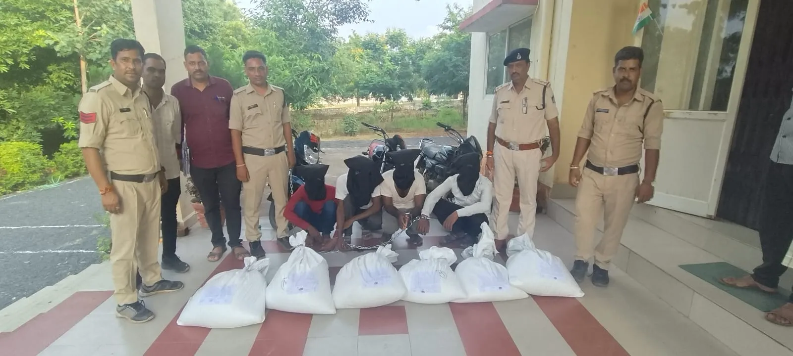 जीरन पुलिस को बड़ी सफलता: लूट के चार आरोपी गिरफ्तार, सोयाबीन-अलसी-गेहूं के कट्टे, चांदी और तीन बाइक जप्त