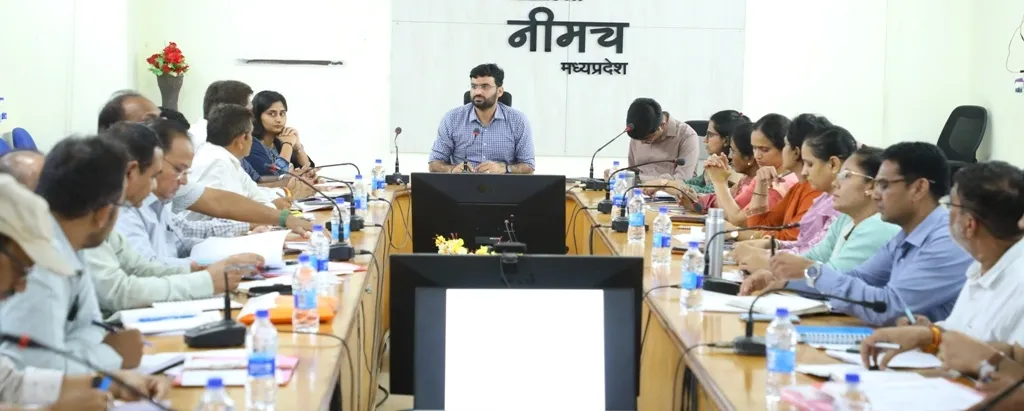 जिले की सभी सड़कों के शोल्‍डर सड़क सुरक्षा मानकों अनुसार सुनिश्चित करें-श्री चंद्रा