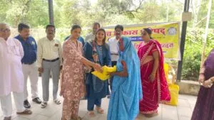 राखी के त्योहार पर सुभाष शाखा द्वारा 20 निर्धन परिवारों को राखी गिफ्ट पैक उपहार वितरित किए