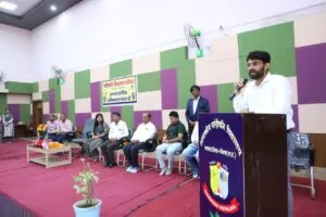 विद्यार्थी जितना कंप्यूटर साइंस सीखेंगे उतनी ही रुचि बढ़ेगी श्री चंद्रा कलेक्टर ने सांदीपनी विद्यालय मनासा में किया विद्यार्थियों से संवाद विद्यालय को कंप्यूटर लैब के लिए 12 कंप्यूटर सेट प्रदान किए