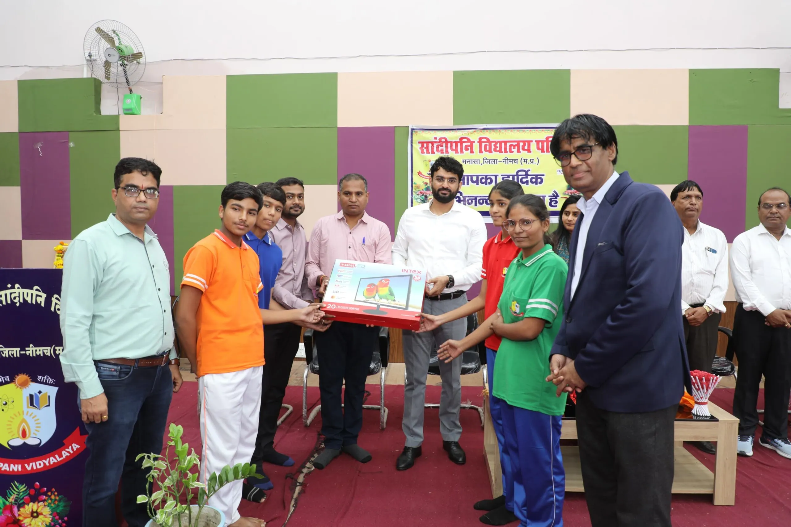विद्यार्थी जितना कंप्यूटर साइंस सीखेंगे उतनी ही रुचि बढ़ेगी श्री चंद्रा कलेक्टर ने सांदीपनी विद्यालय मनासा में किया विद्यार्थियों से संवाद विद्यालय को कंप्यूटर लैब के लिए 12 कंप्यूटर सेट प्रदान किए