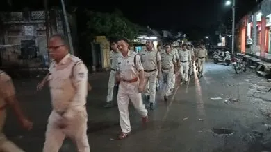 त्योहार से पूर्व संवेदनशील क्षेत्रों में पुलिस ने निकाला फ्लैग मार्च त्योहार से पूर्व संवेदनशील क्षेत्रों में पुलिस ने निकाला फ्लैग मार्च