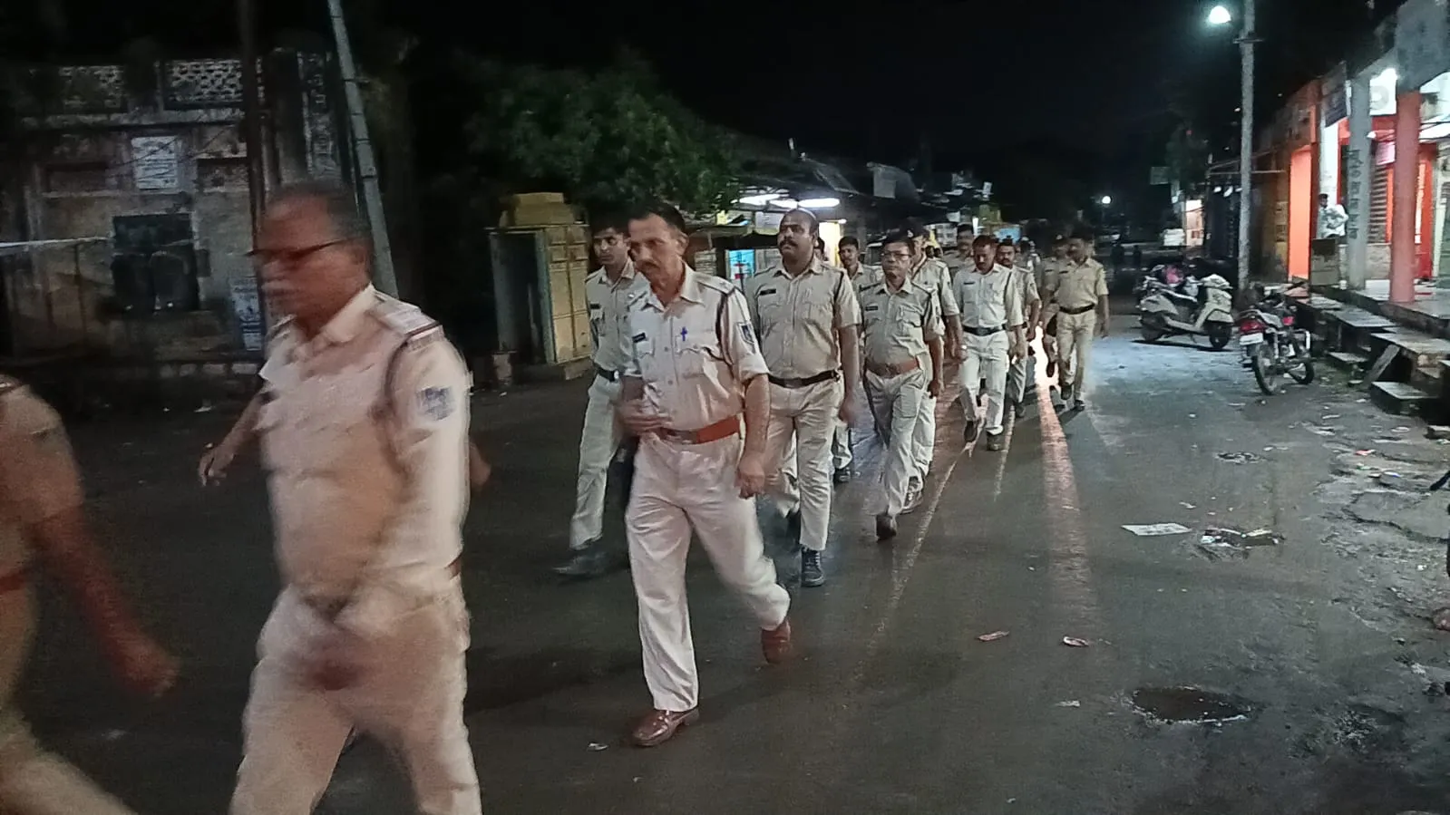 त्योहार से पूर्व संवेदनशील क्षेत्रों में पुलिस ने निकाला फ्लैग मार्च