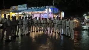 त्योहार से पूर्व संवेदनशील क्षेत्रों में पुलिस ने निकाला फ्लैग मार्च