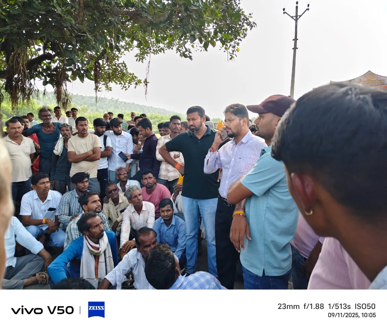 बाइक और बस की टक्कर में युवक की मौत दो अन्य गंभीर घायल जिला चिकित्सालय के लिए रेफर