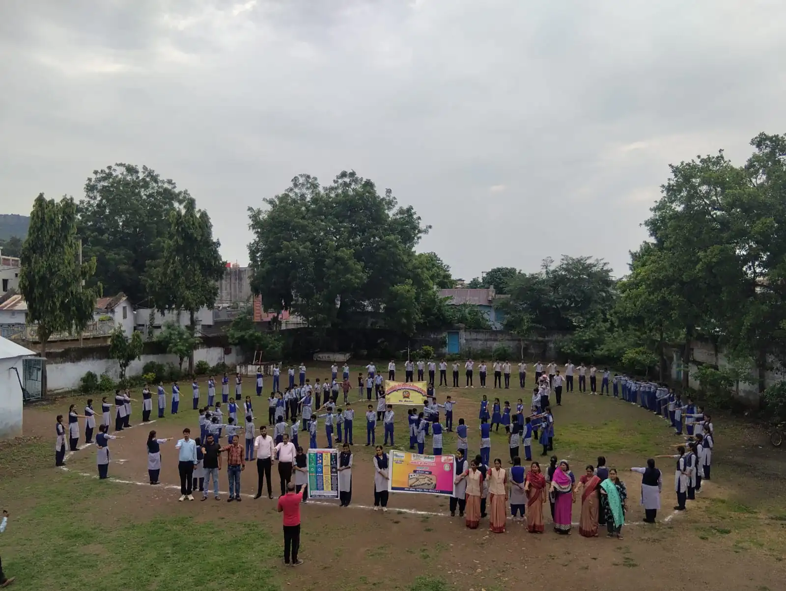 सरस्वती शिशु विद्या मंदिर उ.मा.वि .रामपुरा: स्वच्छता अभियान पर मानव श्रृंखला का आयोजन