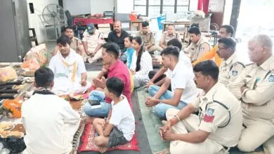 विजयदशमी के अवसर पर हुआ शस्त्र पूजन का आयोजन: थाना प्रभारी ने वैदिक मन्त्रोंचार के साथ किया पूजन विजयदशमी के अवसर पर हुआ शस्त्र पूजन का आयोजन: थाना प्रभारी ने वैदिक मन्त्रोंचार के साथ किया पूजन