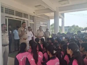 निजी स्कूल के विद्यार्थियों ने किया रतनगढ़ थाना भ्रमण, थाना प्रभारी ने दी पुलिस कार्यप्रणाली की जानकारी