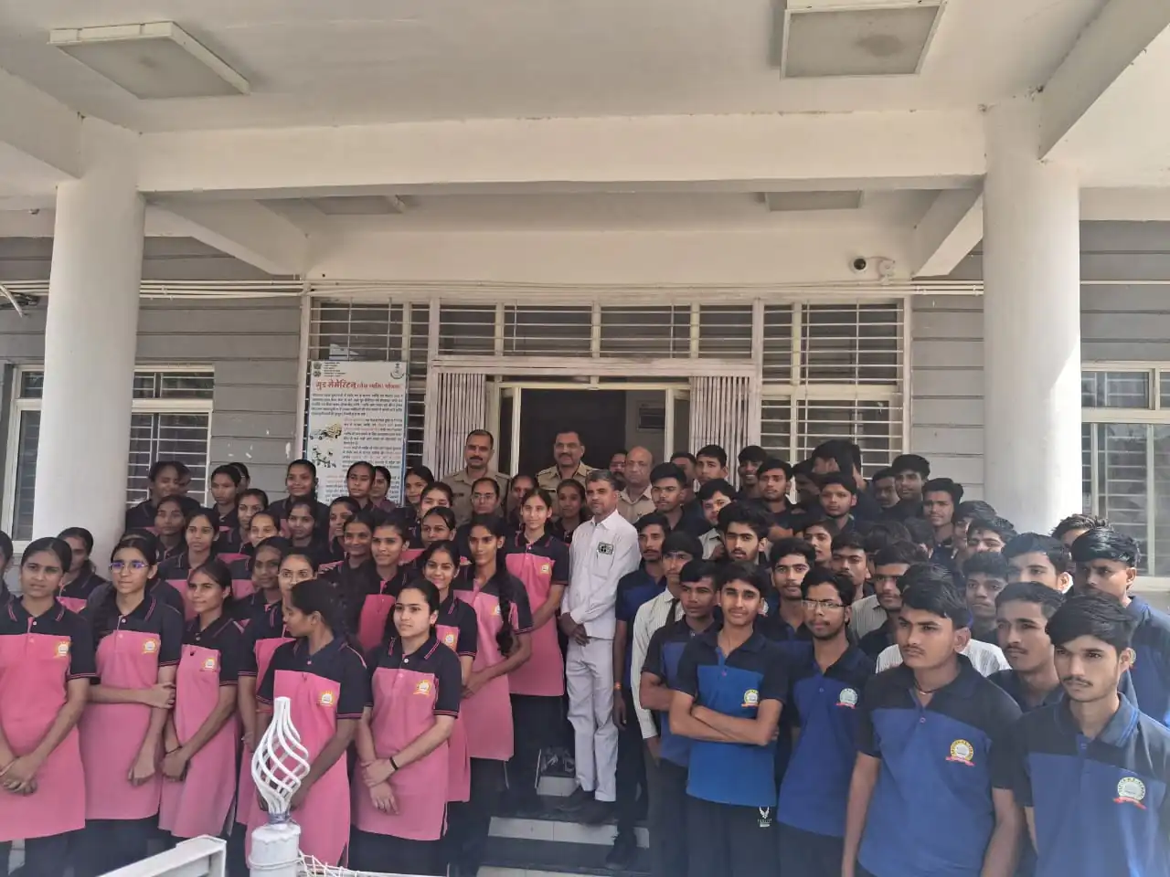 निजी स्कूल के विद्यार्थियों ने किया रतनगढ़ थाना भ्रमण, थाना प्रभारी ने दी पुलिस कार्यप्रणाली की जानकारी